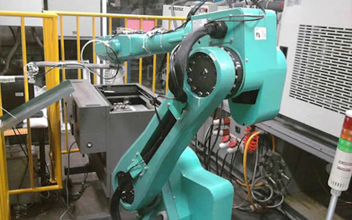 Foxconn Foxbot robot vervangt fabrieksarbeider-16432675