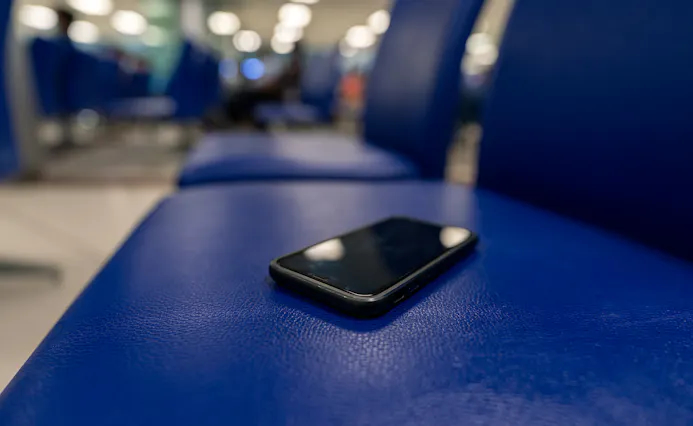 Vergeten smartphone in wachtruimte luchthaven