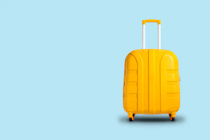 Gele koffer op blauwe achtergrond