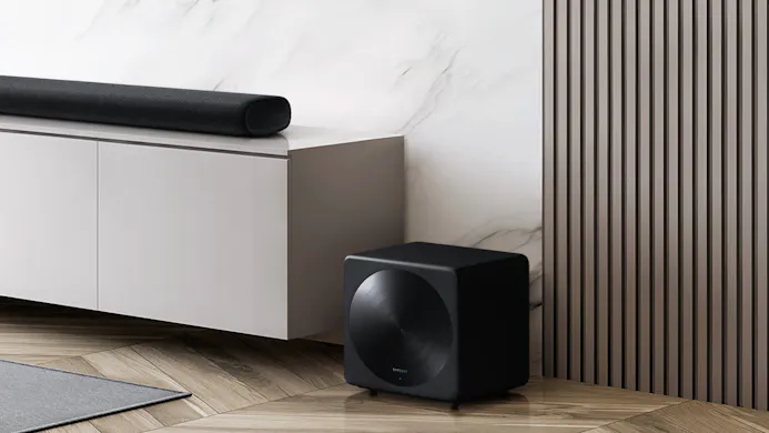 Subwoofer van een soundbar naast een AV-meubel.