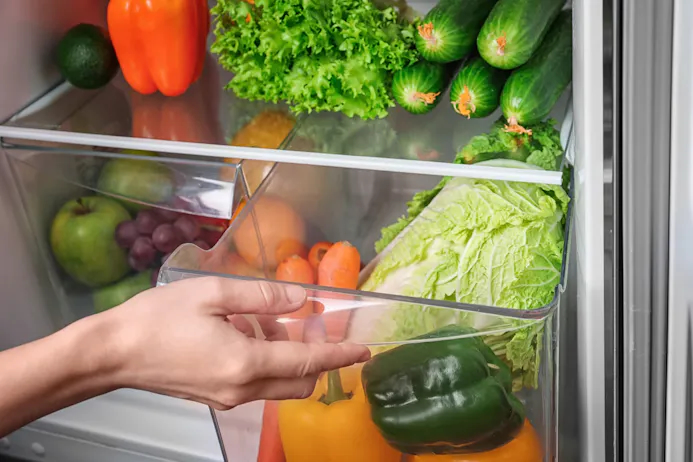 Groenten in de groentela van de koelkast