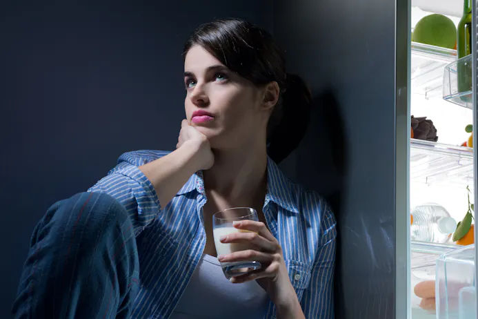 Vrouw drinkt 's nachts glas melk