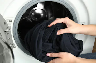 Mysterie opgelost: daarom stinkt zwart wasgoed soms zo na het