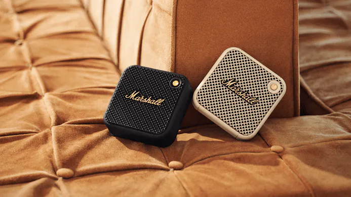 Bluetooth-speaker van Marshall op een loungebank