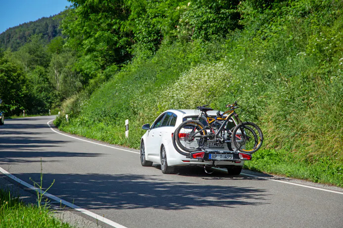 Auto met fietsen achterop