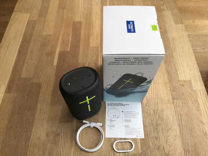 Bluetooth-speaker, oplaadkabel, karabijnhaak en handleiding