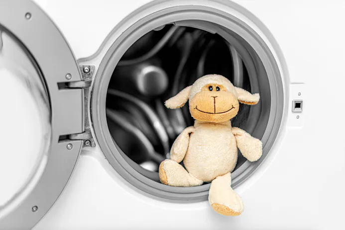 Wollen knuffelschaap in een wasmachine