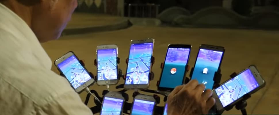 Pokémon Go-oudje plakt 11 smartphones op fiets