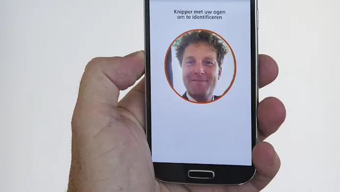 Nederlanders willen betalen met selfies en vingerafdrukken-16218161