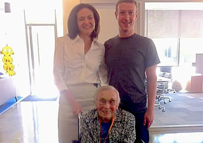 Facebook oudste gebruiker (101) op de kiek met Zuckerberg-16475350
