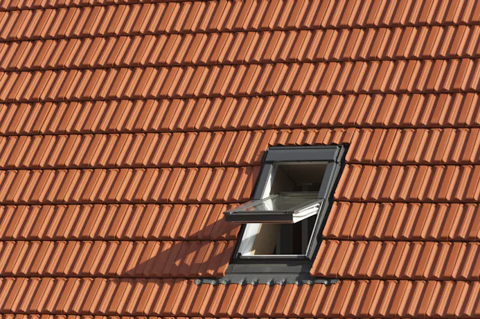 Op een dakpannen dak kun je zonnepanelen plaatsen