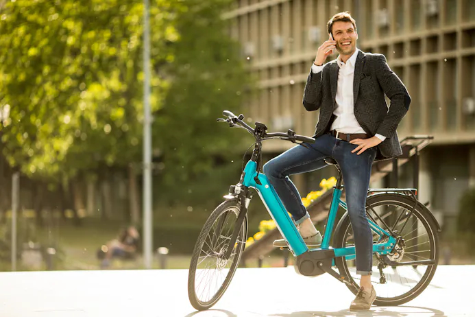 Een man op een hippe blauwe e-bike