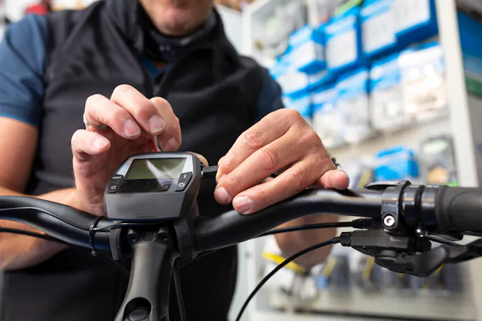Fietsenmaker koppelt usb-stekker aan display e-bike