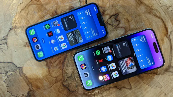 De iPhone 14 (links) naast de iPhone 14 Pro Max