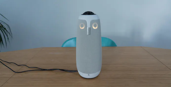 De Meeting Owl 3 heeft oogjes die oplichten als de camera actief wordt.