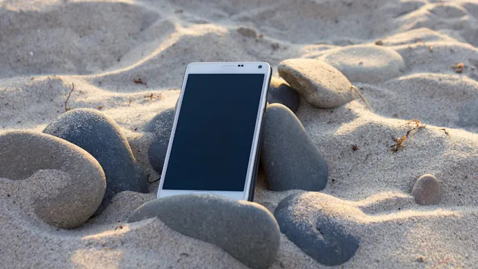 smartphone op het strand