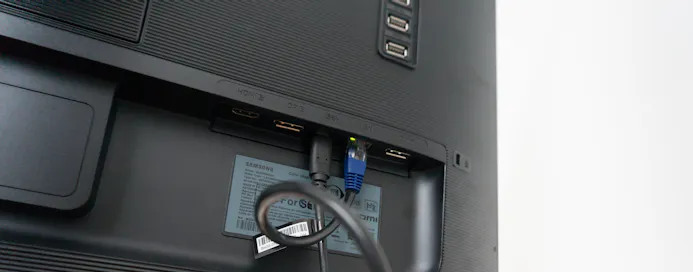 Je kunt een computer aansluiten via usb-c, hdmi of DisplayPort.