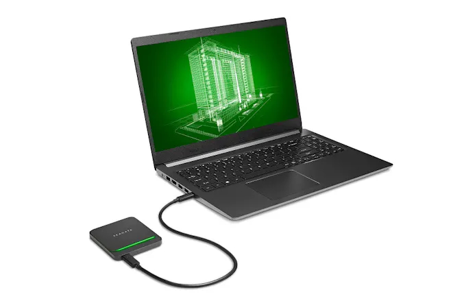 Sluit de Seagate BarraCuda Fast SSD via een usb-c-poort op een laptop aan.