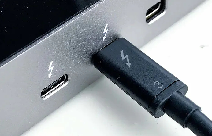 Thunderbolt is in de meest recente uitvoering compatibel met USB-C en gebruikt ook dezelfde connector