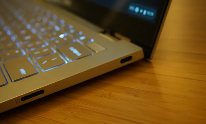 De Flip C436 heeft aan beide kanten een usb-c-poort waarmee je de laptop kunt laden.