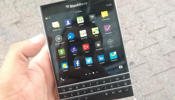 Vierkante BlackBerry Passport uitgebreid te zien in video