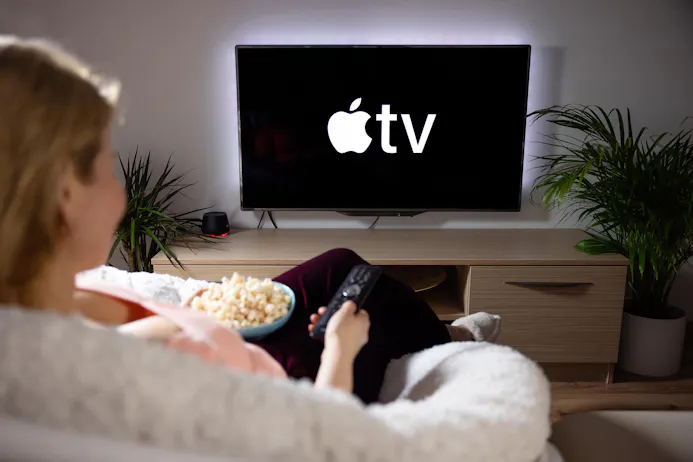 Apple TV popcorn vrouw bank zitten