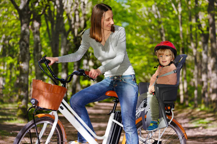 Moeder en kind op e-bike