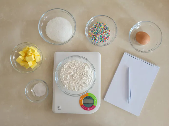 digitale keukenweegschaal met bakingrediënten