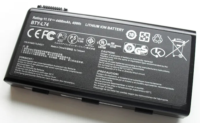 Een regelsysteem beschermt de batterij tegen te diepe ontlading en overlading.