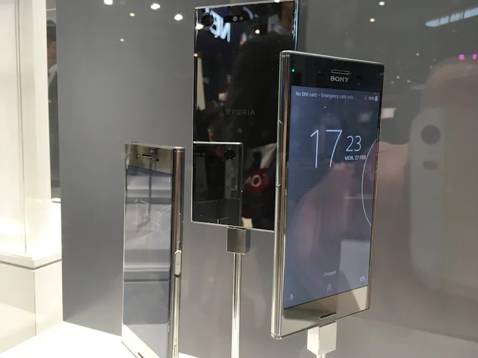 De Sony Xperia XZ Premium zat helaas gevangen in een glazen kooi.