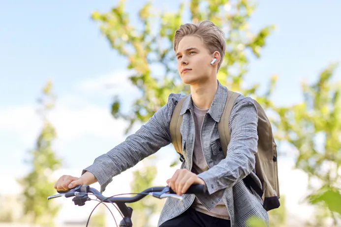 Tiener die naar school fietst