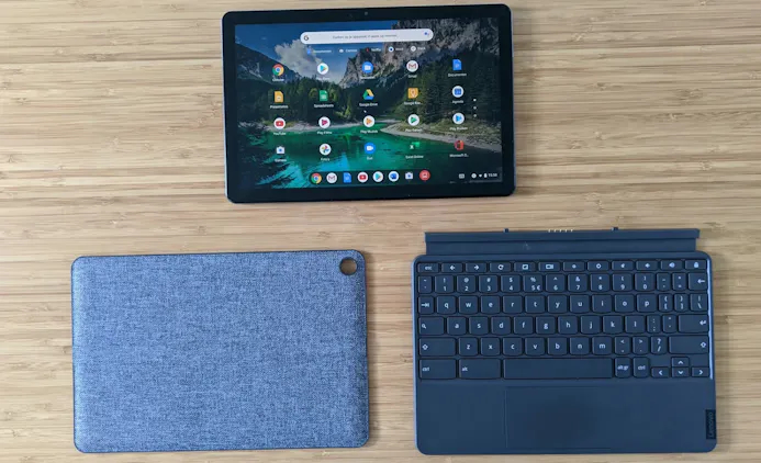 In de verpakking vind je de tablet, de achterkant met standaard en het toetsenbord.