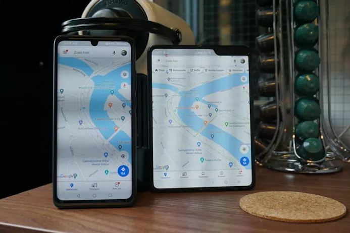 Het scherm van de Fold (rechts) toont met Google Maps meer info dan de Huawei P30 Pro