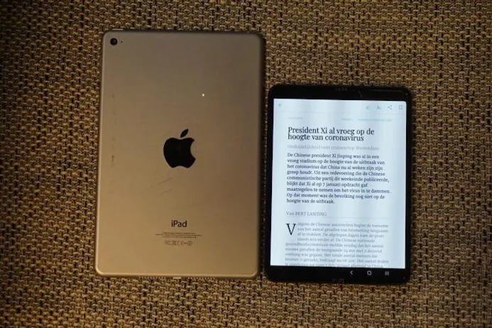 De Fold (rechts) naast een iPad Mini