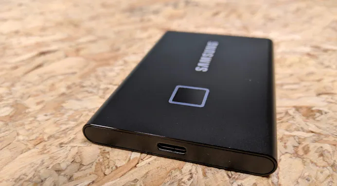 De Samsung Portable SSD T7 Touch is voorzien van een usb-aansluiting.