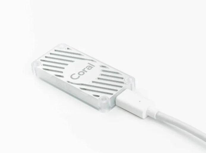 01 De Google Coral USB Accelerator voert snel en energiezuinig berekeningen op neurale netwerken uit.