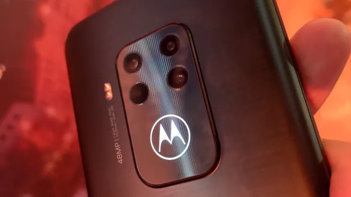 De vier camera's aan de achterzijde van de Motorola One Zoom.