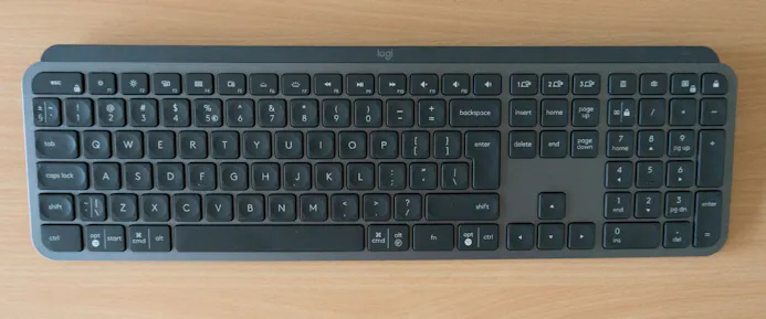 Het toetsenbord heeft een ISO-indeling met grote Enter.