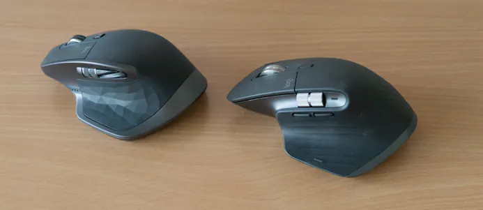 De duimknoppen op de MX Master 3 (rechts) zijn fijner te gebruiken ten opzichte van zijn voorganger (links).