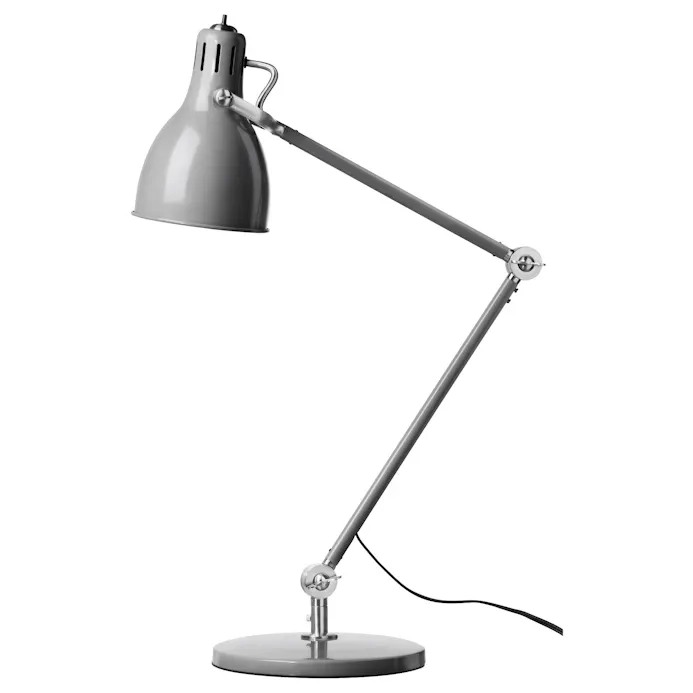 Een klassieke verstelbare bureaulamp is onmisbaar als je weleens zonder daglicht werkt.
