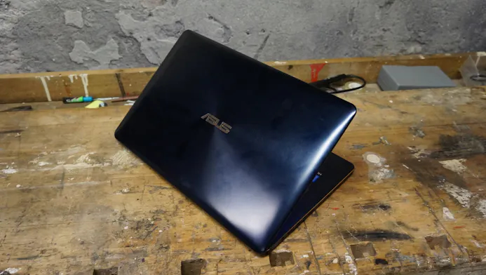 De ZenBook Pro UX580G is gemaakt van blauw aluminium.
