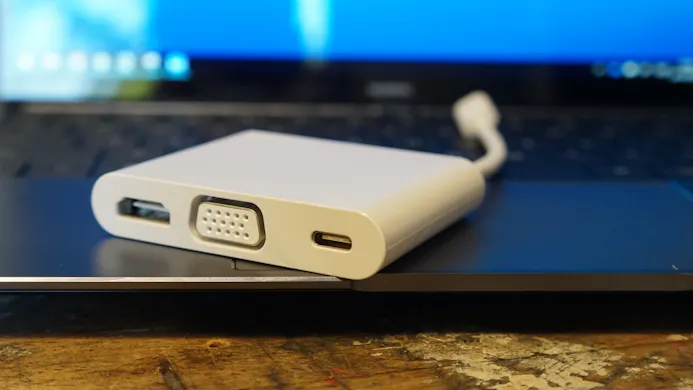 Een dongel geeft je MateBook X Pro een HDMI-, usb-, vga- en usbc-poort.