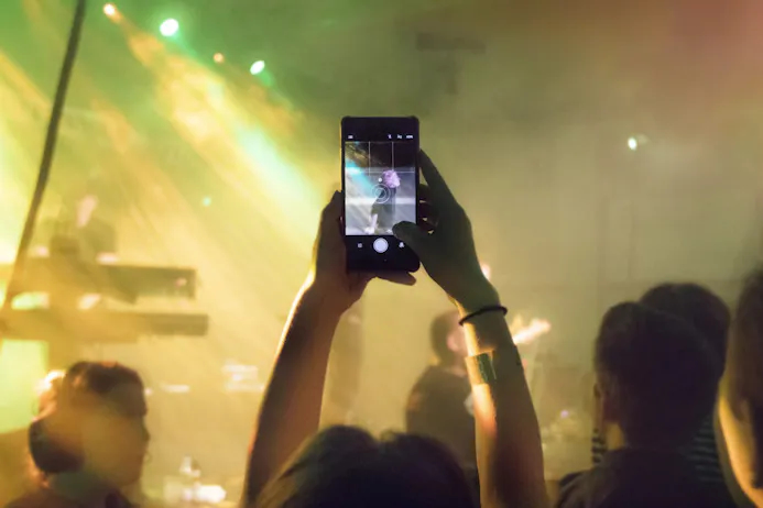 Het is een bekend beeld, het gebruik van smartphones tijdens optredens en festivals.