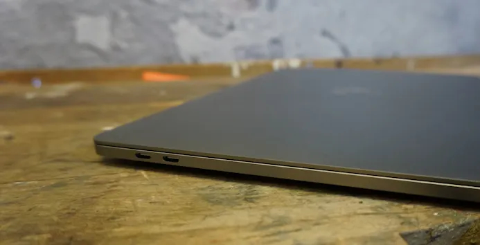 De MacBook Pro heeft aan beide kanten twee usb-c-poorten.