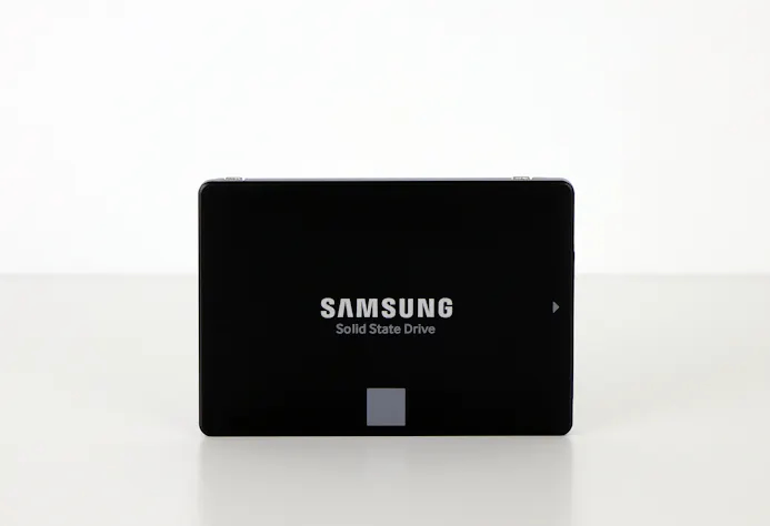 Samsungs SSD 860 PRO gebruikt MLC-geheugen terwijl de goedkopere SSD 860 EVO TLC-geheugen gebruikt.
