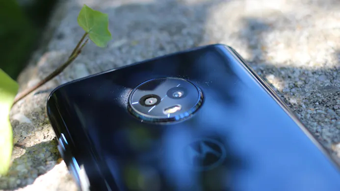 De camera van de Moto G6 steekt behoorlijk uit de behuizing.