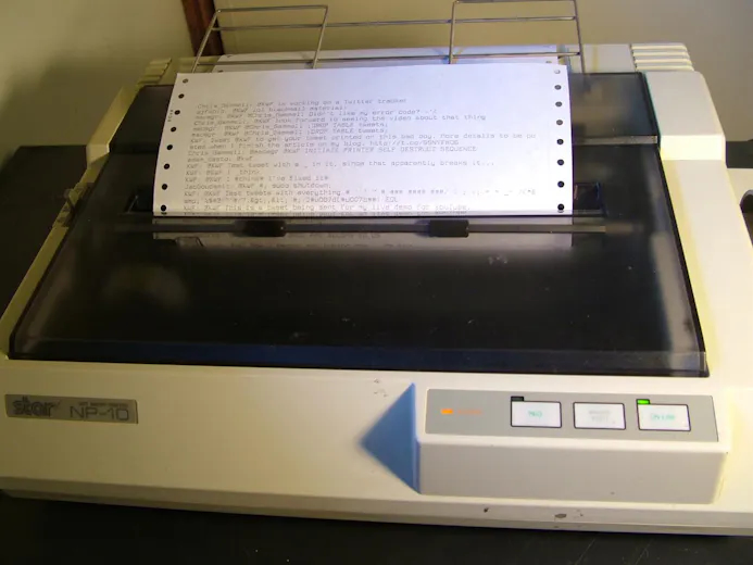 De matrixprinter drukt af door kleine pinnetjes tegen een inktlint te drukken op papier.