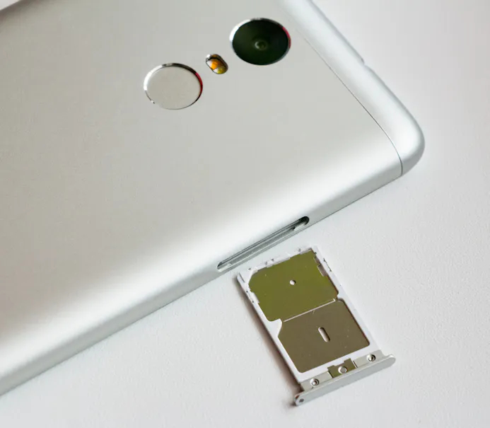 Tip 11 Deze Xiaomi-telefoon heeft de mogelijkheid om twee simkaarten te plaatsen. Foto: Ilya Plekhanov