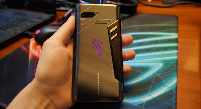 De achterkant met verlicht logo maakt duidelijk dat dit een gamingsmartphone is.