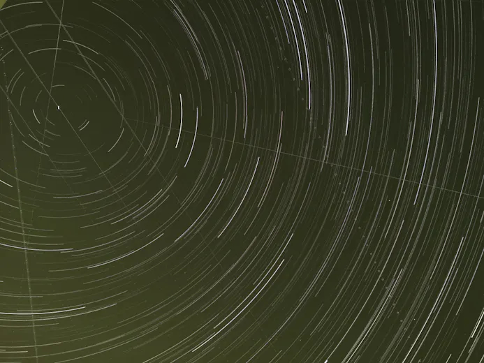 Bij de lichtschilderij-optie in de camera kun je met sterrensporen prachtige nachtfoto's als deze maken.